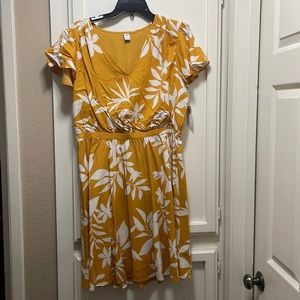 Old Navy gold and white fully lined dress New with tags size Large.